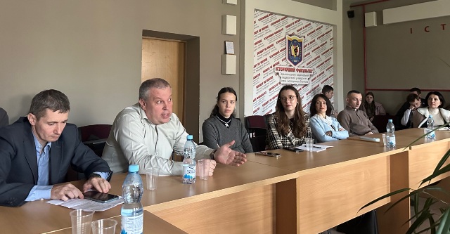 Якимчук В. З. ділиться досвідом проведення інтелектуальних дебатів у ТЗОШ № 24